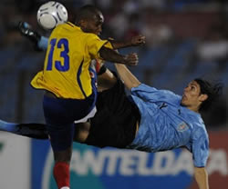 Bustos de Colombia lucha con Cavani. Foto:AFP