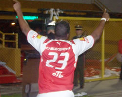Preciado celebra su primer gol del partido. Foto:Colombia.com