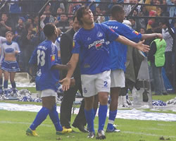Wilman Conde celebra su gol que fue clave. Foto:César Herrera Wilman Conde anotó el gol del triunfo azul a los 33' del primer tiempo. 32.000 personas asistieron al juego. Millonarios deberá ganar en Medellín y que Cúcuta no le gane al Huila para jugar la final. Millonarios venció 1-0 al Cúcuta Deportivo y mantuvo la opción de llegar a la final del torneo Finalización. Con un gol de su defensor, Wilman Conde, al minuto 33 de la primera parte, logró superar a un rival que careció de ideas y generó poco jugadas claras ofensivas. Con esta victoria, los azules y los motilones igualan en el primer lugar del grupo B con nueve unidades, pero Cúcuta es líder debido a que clasificó en el sexto lugar en la fase eliminatoria mientras que Millonarios entró en el octavo lugar. El partido tuvo un trámite flojo. Donde los dos equipos ofrecieron poco, no hubo en cantidad llegadas a los arcos y sólo la efectividad de Conde con su fortísimo remate sirvió para desnivelar, a favor de los azules, un juego que dejó poco para el análisis. El comienzo tuvo una ligera lluvia que cayó sobre el estadio 'El Campín'. Los primeros minutos mostraron a Cúcuta más compacto y con decisión de buscar el primer gol, pero Millonarios fue reaccionando de a poco tras el manejo de pelota con Sebastián Hernández y las corridas de Jhon González. Sobre el minuto 33 de la primera parte llegó el gol. Tras un cobro de tiro de esquina de Sebastián Hernández, luego de que el arquero Róbinson Zapata enviara el esférico afuera, la pelota cayó en el área y arriba ganó con falta Asprilla sobre Portocarrero, el rebote le cayó a Wilman Conde quien no dudó y con su pierna izquierda mandó el esférico adentro tras un fuerte impacto. Millonarios allí sacó la suficiente ventaja para igualar en el primer lugar al Cúcuta Deportivo en el grupo B. En la segunda parte, Cúcuta salió decidido a lograr el empate. Un punto que lo transportara a la final, pero no lo supo conseguir. A pesar del ingreso de Macnelly Torres que movió la defensa local, no supo llegar al empate. Pelotazos divididos, sin destino y sin algún delantero que desbordara a Wilman Conde, el mejor del campo, Cúcuta se fue dejando poco como para destacarle. Su fortaleza y concentración en defensa fue totalmente invertido en la parte de la mitad y arriba. Los minutos pasaron, los locales sufrieron la expulsión de Ricardo Ciciliano quien reclamó airadamente y se fue del juego. En toda caso, en el entiempo del juego, el ingreso de Palacios por Bedoya generó mayor seguridad atrás. Millonarios ya había sacado ventaja y era suficiente como para quedarse (click para ampliar) Acá Braynner García saca el esférico del área. Foto:Colombia.com