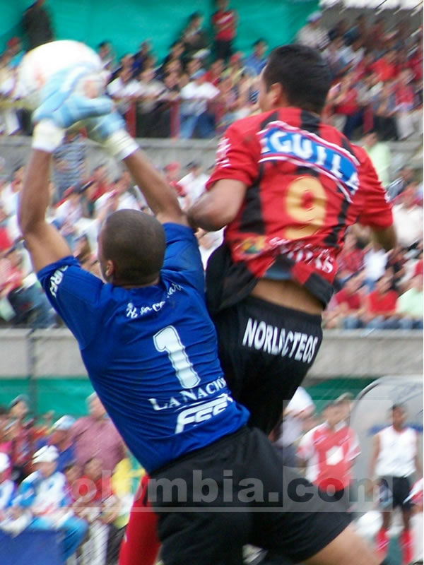Blas Pérez ataca frente a Huila. Foto: Colombia.com Cúcuta Deportivo sumó un punto y fue suficiente para jugar por el título del torneo Finalización. Cúcuta, además, clasificó a la Copa Libertadores 2007. Con sufrimiento y con mucha alegría, al final del juego, los hinchas del Cúcuta Deportivo celebraron la clasificación a la final del campeonato y el paso a la Copa Libertadores del 2007. En el arranque del partido Huila se vio mejor. Ordenado y con deseos de convertir. Llegó Carlos Castillo en dos ocasiones y exigió con remates fuertes al arquero Róbinson Zapata. Pero luego del minuto 15 Cúcuta mejoró. Se quedó con el dominio de la pelota y generó opciones de gol. Lo tuvo Jarin Asprilla con un doble enganche en el área y mala resolución, luego Blas Pérez con sus pies no pudo anotar. La primera parte se terminó con igualdad y en el arranque de la segunda parte, los locales presionaron con todo. Intentaron con pelotazos continuos, pero no tuvieron la suficiente puntería para convertir. Por su parte, Huila no bajó los brazos. Tampoco se relajó y pese a la lesión de Belmer Aguilar en defensa, (reemplazado por Marcelo Torres) el técnico Néstor Otero puso a Mauricio Molina para buscar el triunfo. Los minutos pasaron y Cúcuta decidió cuidarse. Tener el balón, dejar que corriera el reloj y así empezar a festejar la clasificación a la final. La emoción se adueñó del momento y comenzaron los festejos de un equipo que buscó todo el año su lucha por el título y que ahora tendrá su oportunidad. Ficha técnica: Cúcuta Deportivo: Róbinson Zapata; Braynner García, Roberto Peñaloza, Wálter Moreno, Elvis González; Charles Castro, Nelson Flórez, Roberto Bobadilla, Jarín Asprilla; Macnelly Torres; Blas Pérez. Director técnico: Jorge Luis Pinto. Cambios: Lin Carlos Henry por Asprilla, Yesith Trujillo por Bobadilla y David Córdoba por Macnelly Torres. Atlético Huila: Juan Carlos Mosquera; Elkin Calle, Harold Viáfara, Bélmer Aguilar, Einer Viveros; Germán Caicedo, Rodrigo Ruiz, Donald Millán, Rodrigo Marangoni; Carlos Castillo, Fredy Montero. Director técnico: Néstor Otero. Cambios: Marcelo Torres por Belmer Aguilar, Mauricio Molina por Freddy Montero y Martín Carrillo por Carlos Castillo. Árbitro: Éder Vergara. Asistentes: Germán Ochoa, Humberto Clavijo. Estadio: General Santander de Cúcuta. Asistencia: 25.000 personas. Recaudación: 250 millones de pesos aproximadamente.