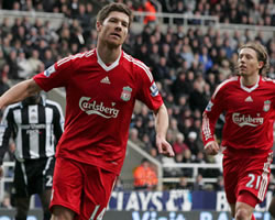 Gerrard abrió el marcador al minuto 31; Foto: EFE