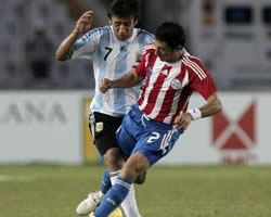 Ambas selecciones salieron a evitar causar daño; Foto: EFE