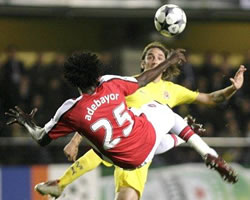 Golazo de Adebayor; Foto: EFE