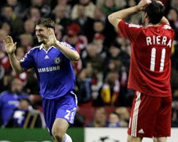Reñido juego en el Stamford Bridge; Foto: EFE
