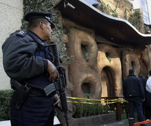 Policia mexicana vigila el bar donde fue agredido Cabañas. EFE