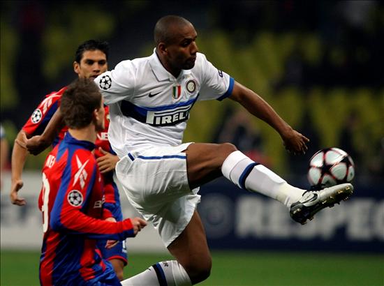 Mark González del CSKA, pelea por el balón con Maicon. EFE