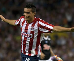 Omar Bravo celebra el gol de Chivas. EFE