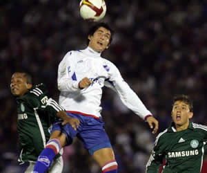 Willians(i) disputa un balón con Matías Rodríguez(c); Foto: EFE