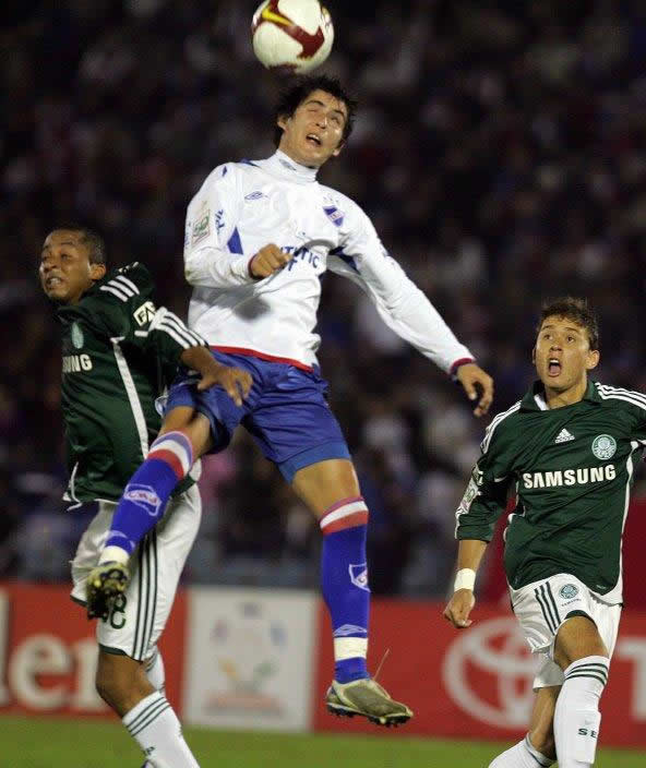Willians(i) disputa un balón con Matías Rodríguez(c); Foto: EFE
