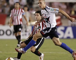 Estudiantes, apenas y pudo vencer con la mínima; Foto: EFE