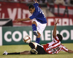 Estudiantes cumplió ante Cruzeiro; Foto: EFE