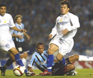 Cruzeiro sacó redito en su visita a Porto Alegre; Foto: EFE
