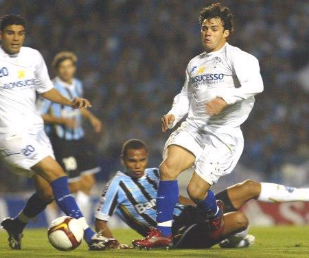 Cruzeiro sacó redito en su visita a Porto Alegre; Foto: EFE