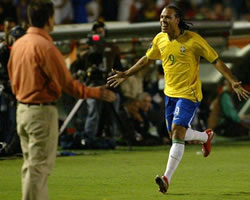 Luis Fabiano, celebra con Dunga; Foto: EFE