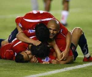 Chile busca la forma con dos equipos; Foto: EFE