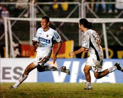 Perez festeja con Martínez el cuarto gol. Foto: Efe