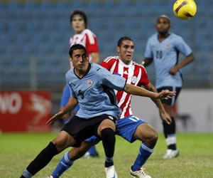 Uruguayos y paraguayos ofrecieron un buen partido; Foto: EFE