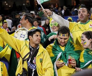 Aficionados brasileños disfrutan el ambiente previo; Foto: EFE