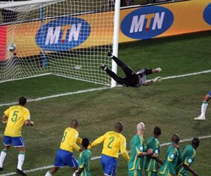 Gol de Alvez, da el triunfo a Brasil; Foto: EFE