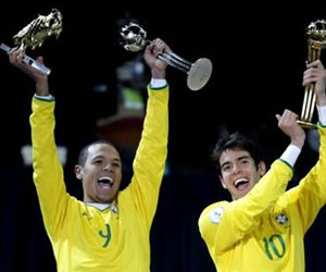 Luis Fabiano junto a Kaká en la celebración; Foto: EFE