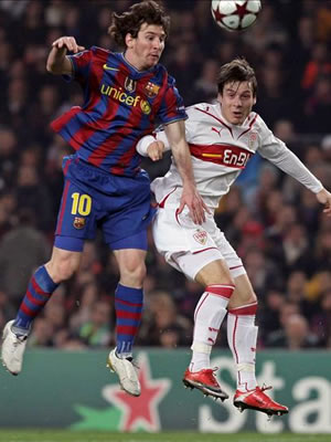 Lionel Messi y el delantero alemán Christian Träsch. EFE