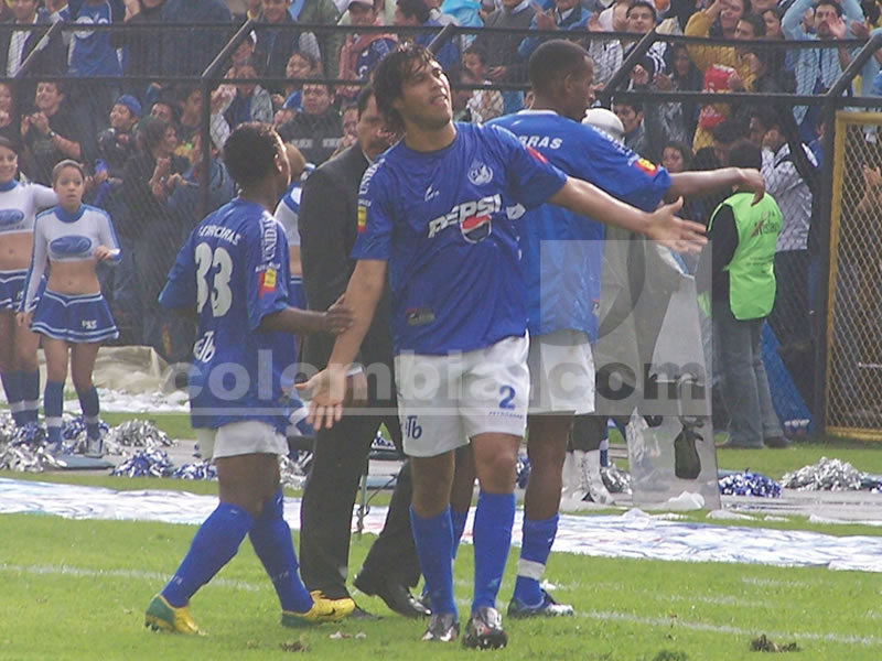 Wilman Conde celebra su gol que fue clave. Foto:César Herrera Wilman Conde anotó el gol del triunfo azul a los 33' del primer tiempo. 32.000 personas asistieron al juego. Millonarios deberá ganar en Medellín y que Cúcuta no le gane al Huila para jugar la final. Millonarios venció 1-0 al Cúcuta Deportivo y mantuvo la opción de llegar a la final del torneo Finalización. Con un gol de su defensor, Wilman Conde, al minuto 33 de la primera parte, logró superar a un rival que careció de ideas y generó poco jugadas claras ofensivas. Con esta victoria, los azules y los motilones igualan en el primer lugar del grupo B con nueve unidades, pero Cúcuta es líder debido a que clasificó en el sexto lugar en la fase eliminatoria mientras que Millonarios entró en el octavo lugar. El partido tuvo un trámite flojo. Donde los dos equipos ofrecieron poco, no hubo en cantidad llegadas a los arcos y sólo la efectividad de Conde con su fortísimo remate sirvió para desnivelar, a favor de los azules, un juego que dejó poco para el análisis. El comienzo tuvo una ligera lluvia que cayó sobre el estadio 'El Campín'. Los primeros minutos mostraron a Cúcuta más compacto y con decisión de buscar el primer gol, pero Millonarios fue reaccionando de a poco tras el manejo de pelota con Sebastián Hernández y las corridas de Jhon González. Sobre el minuto 33 de la primera parte llegó el gol. Tras un cobro de tiro de esquina de Sebastián Hernández, luego de que el arquero Róbinson Zapata enviara el esférico afuera, la pelota cayó en el área y arriba ganó con falta Asprilla sobre Portocarrero, el rebote le cayó a Wilman Conde quien no dudó y con su pierna izquierda mandó el esférico adentro tras un fuerte impacto. Millonarios allí sacó la suficiente ventaja para igualar en el primer lugar al Cúcuta Deportivo en el grupo B. En la segunda parte, Cúcuta salió decidido a lograr el empate. Un punto que lo transportara a la final, pero no lo supo conseguir. A pesar del ingreso de Macnelly Torres que movió la defensa local, no supo llegar al empate. Pelotazos divididos, sin destino y sin algún delantero que desbordara a Wilman Conde, el mejor del campo, Cúcuta se fue dejando poco como para destacarle. Su fortaleza y concentración en defensa fue totalmente invertido en la parte de la mitad y arriba. Los minutos pasaron, los locales sufrieron la expulsión de Ricardo Ciciliano quien reclamó airadamente y se fue del juego. En toda caso, en el entiempo del juego, el ingreso de Palacios por Bedoya generó mayor seguridad atrás. Millonarios ya había sacado ventaja y era suficiente como para quedarse (click para ampliar) Acá Braynner García saca el esférico del área. Foto:Colombia.com