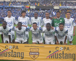 Quindío festejó una victoria más en Apertura07.Foto:Colombia.com Con anotaciones de Jhon Valencia, de tiro libre, y Pablo Escobar, de cabeza, los quindianos volvieron a festejar un triunfo. Por Nacional convirtió Henry Rojas en el minuto final. Los dirigidos por Diego Édison Umaña sumaron tres puntos claves. Revívalo aquí Minuto a Minuto Deportes Quindío y Atlético Nacional ofrecieron, en Armenia, un partido emotivo. Con jugadas de ataque, lindos goles, una gran figura en el campo de juego y una resurección absoluta de un técnico como Diego Édison Umaña quien había dado un paso al costado, luego pidió una nueva oportunidad y ahora festeja una victoria. Deportes Quindío superó con autoridad a Nacional. Le ganó en las dos áreas, supo ser más efectivo y pese a sufrir en el primer tiempo, justificó el triunfo en la segunda parte. Tuvo como eje a un hombre veloz que fue figura como Édison Tolosa quien le ganó siempre por virtudes técnicas y por velocidad. El primer gol llegó por intermedio de Jhon Valencia quien remató fuerte, tras un tiro libre, y la pelota se metió en el ángulo inferior del arquero David Ospina quien se vio perjudicado porque los hombres que integraban la barrera saltaron y por allí pasó la pelota. La anotación fue un golpe fuerte a Nacional que no logró recuperarse. En la segunda parte, Deportes Quindío justificó la victoria. Con orden, potencia y velocidad arriba y superando colectivamente a un rival que se desdibujó a medida que pasó el tiempo y a medida que fallaba goles. Luego fue Pablo Escobar al minuto 8 de la segunda parte que anotó, de cabeza, tras acertar en su remate que superó a Ospina. Allí pareció acabarse el juego porque Nacional no ofrecía respuestas y solo al minuto 44 Henry Rojas pudo descontar. En la siguiente fecha, Deportes Quindío será visitante ante América y Nacional será local ante Deportivo Pasto en juego que comenzará a las 7:30 de la noche y será transmitido por televisión cerrada.