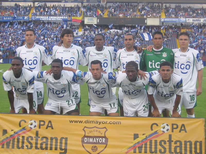 Quindío festejó una victoria más en Apertura07.Foto:Colombia.com Con anotaciones de Jhon Valencia, de tiro libre, y Pablo Escobar, de cabeza, los quindianos volvieron a festejar un triunfo. Por Nacional convirtió Henry Rojas en el minuto final. Los dirigidos por Diego Édison Umaña sumaron tres puntos claves. Revívalo aquí Minuto a Minuto Deportes Quindío y Atlético Nacional ofrecieron, en Armenia, un partido emotivo. Con jugadas de ataque, lindos goles, una gran figura en el campo de juego y una resurección absoluta de un técnico como Diego Édison Umaña quien había dado un paso al costado, luego pidió una nueva oportunidad y ahora festeja una victoria. Deportes Quindío superó con autoridad a Nacional. Le ganó en las dos áreas, supo ser más efectivo y pese a sufrir en el primer tiempo, justificó el triunfo en la segunda parte. Tuvo como eje a un hombre veloz que fue figura como Édison Tolosa quien le ganó siempre por virtudes técnicas y por velocidad. El primer gol llegó por intermedio de Jhon Valencia quien remató fuerte, tras un tiro libre, y la pelota se metió en el ángulo inferior del arquero David Ospina quien se vio perjudicado porque los hombres que integraban la barrera saltaron y por allí pasó la pelota. La anotación fue un golpe fuerte a Nacional que no logró recuperarse. En la segunda parte, Deportes Quindío justificó la victoria. Con orden, potencia y velocidad arriba y superando colectivamente a un rival que se desdibujó a medida que pasó el tiempo y a medida que fallaba goles. Luego fue Pablo Escobar al minuto 8 de la segunda parte que anotó, de cabeza, tras acertar en su remate que superó a Ospina. Allí pareció acabarse el juego porque Nacional no ofrecía respuestas y solo al minuto 44 Henry Rojas pudo descontar. En la siguiente fecha, Deportes Quindío será visitante ante América y Nacional será local ante Deportivo Pasto en juego que comenzará a las 7:30 de la noche y será transmitido por televisión cerrada.