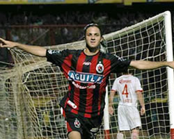 Martínez festeja el tercer gol del encuentro. Foto: Luis Robayo Juan Manuel Martínez convirtió tres goles en una noche de ensueño. Fue figura y se fue ovacionado por los 42.000 hinchas que asistieron al estadio ‘General Santander’. El gol era una materia pendiente de Juan Manuel Martínez con el Cúcuta Deportivo. Desde su debut en el equipo, por la cuarta fecha del torneo Apertura ante Millonarios el 7 de marzo, se propuso convertir, pero solo hasta el 24 de abril, en Ibagué, contra Deportes Tolima logró ese objetivo. Aquella noche mágica donde se obtuvo la clasificación a estos octavos de final de la Copa Libertadores tras vencer 3-4. Pero la noche del 3 de mayo no la podrá olvidar jamás. El ‘Burrito’ se puso el traje de goleador. A sus jugadas individuales y desbordes claves le agregó el gol. En el juego de ida por los octavos de final ante Toluca anotó tres veces. Puso de pie a los 42.000 aficionados que dejaron sus manos rojas de tanto aplauso que generó. La historia comenzó cuando al minuto 32 Martínez pateó afuera del área y mandó la pelota adentro. Dos segundos antes le habían cometido falta a Bustos de Palencia, pero el argentino tomó el rebote y la puso en un ángulo donde Cristante no llegó. Él segundo gol del Cúcuta, el del uruguayo Castro, lo tuvo a Martínez como uno de los hombres que participó en la acción. Pero la mejor acción de la noche lo tuvo a él como principal protagonista. El reloj informaba que iban 41 minutos de juego y tras una rápida acción ofensiva en donde a Alex Del Castillo se le complicó patear y prefirió dejarle la pelota al veloz atacante pues fue allí donde el ‘Burrito’ mostró sus virtudes. Dominó el balón con pierna derecha, engañó a dos defensores con un amague, encaró al arquero Cristante, levantó su cabeza para observar su ubicación y definió con pierna izquierda con un toque suave que sirvió para acariciar la pelota y poner a delirar a cada una de las tribunas abarrotadas de gente. Era el mejor momento de una función histórica. Pero faltaba más porque al minuto 45, otra vez él, Martínez, ganó con su pique veloz. Superó la marca de Emilio Hassan quien observó como Martínez, con pierna derecha, empujaba la pelota junto a la fuerza de todos los hinchas que saltaban y no podían creer lo que estaban observando. Fueron 14 minutos inolvidables para los hinchas. Para el Cúcuta Deportivo y, claro, para Juan Manuel que convirtió tres goles para escribir una historia llena de emoción, vértigo y mucha precisión. En la segunda parte, el protagonista de la obra recogió los aplausos. Cada pelota que tocó fue una ovación permanente que se magnificó cuando al minuto 80 fue reemplazado por Lionard Pajoy. La gente se puso de pie, entonó ese grito ausente de “Ar-gen-ti-no/ Ar-gen-ti-no/ Ar-gen-ti-no/ Ar-gen-ti-no”, que sirvió para darle la bienvenida a ese rincón privilegiado que cada hincha tiene reservado para los jugadores que marcan momentos y dejan un grato recuerdo en su memoria. El bautizo a un nuevo ídolo cucuteño ya era un hecho en un ‘templo’ que hervía de emoción y vivía un momento único. Por: Leonardo Duque, Periodista Fútbol - www.colombia.com
