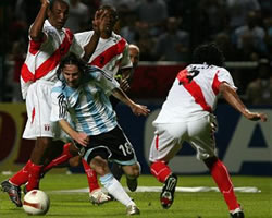 Messi fue una pesadilla para la defensa peruana.Fotos de EFE
