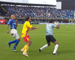 Cuadrado se queda con el balón. Foto: Leonardo Quimbay