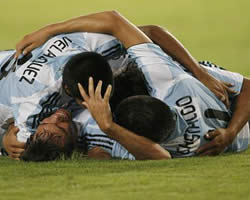 Argentina es sólido líder del grupo B; Foto: EFE