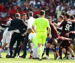 Incidentes del juego por la permanencia en la Serie A; Foto: EFE