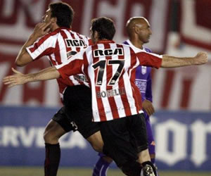 Estudiantes despidió al Defensor; Foto: EFE