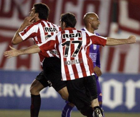 Estudiantes despidió al Defensor; Foto: EFE