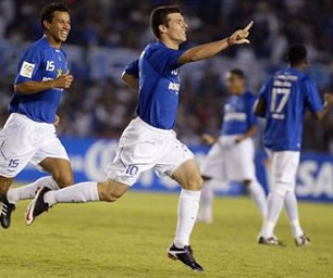 Cruzeiro con la ventaja en la vuelta en Porto Alegre; Foto: EFE
