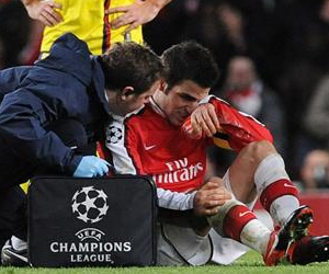 Cesc Fábregas en el momento del partido donde se lesiona. EFE