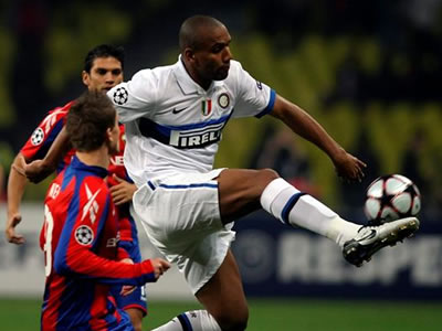 Mark González del CSKA, pelea por el balón con Maicon. EFE