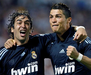 Raul González y Cristiano Ronaldo celebran su victoria. EFE