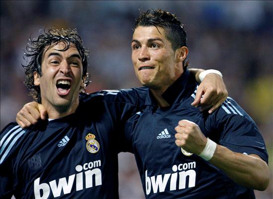 Raul González y Cristiano Ronaldo celebran su victoria. EFE