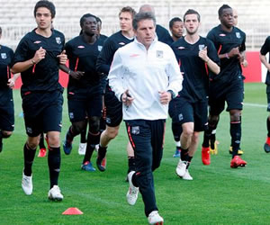 El entrenador del Lyon, Claude Puel, entrena su equipo. EFE
