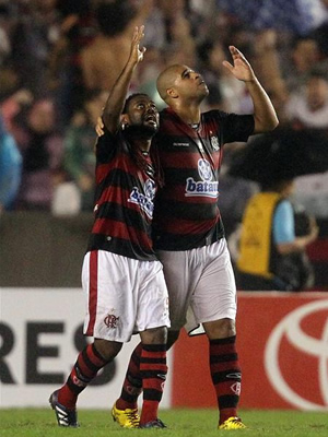 Adriano celebra el gol convertido por penalty. EFE
