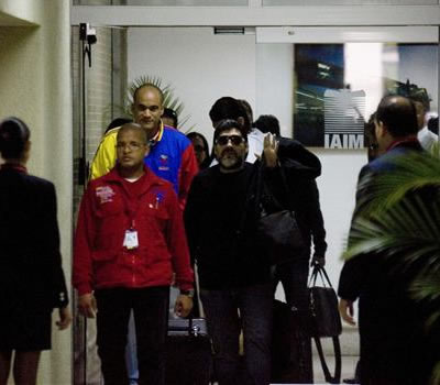 Maradona a su llegada al Aeropuero Marquetía de Venezuela. EFE
