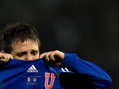Ealter Montillo de la U. de Chile llora su derrota. EFE