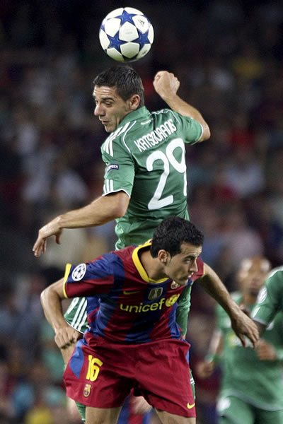 Sergio Busquets, defensa del Barcelona, lucha un balón. EFE