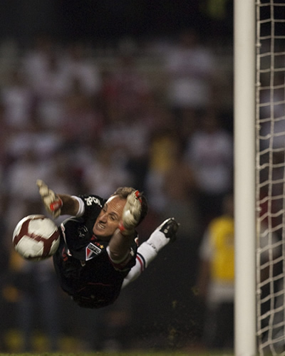 Rogerio Ceni de Sao Paulo ataja un penal. EFE