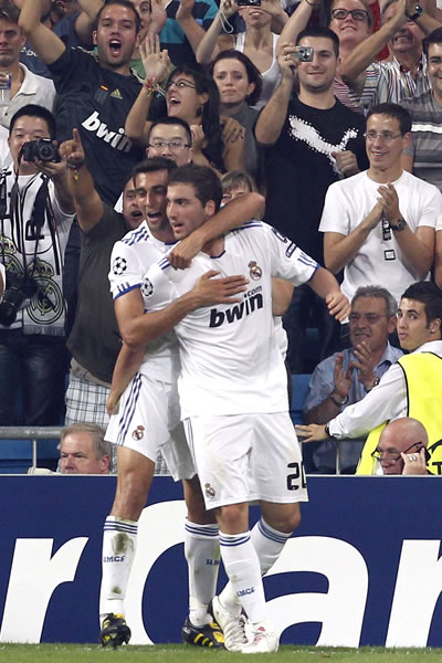 Gonzalo Higuaín celebra su anotación ante el Ajax. EFE