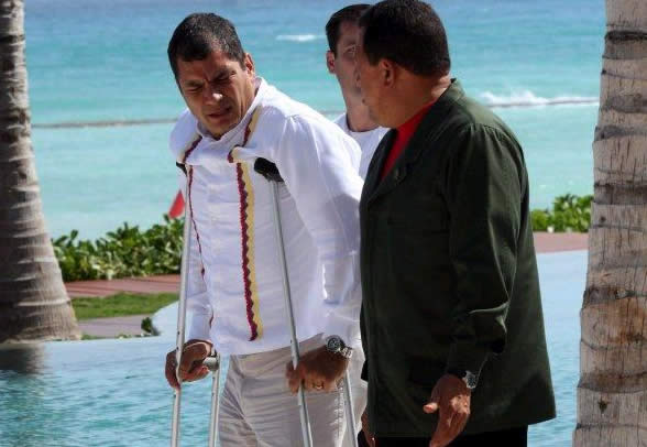 Presidente de Ecuador, Rafael Correa camina con su hom�logo venezolano, Hugo Ch�vez. Foto: EFE