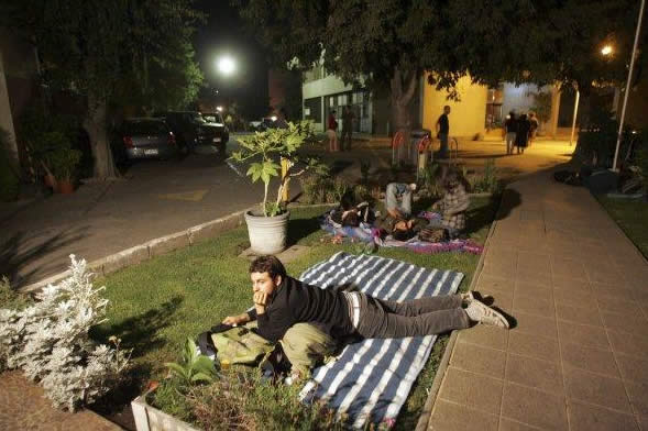La gente sali� a las calles en la madrugada. EFE