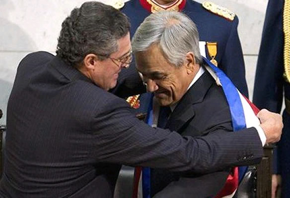 Foto EFE - Colocan la banda presidencial a Sebasti�n Pi�era